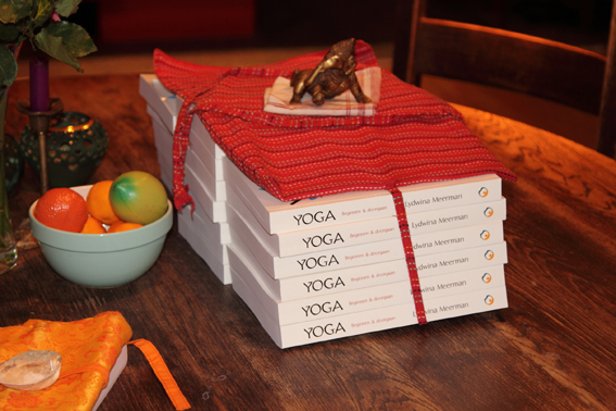 Yogaboek YOGA Beginnen en doorgaan 25 opeenvolgende yogalessen 600 fotos 450 blz Euro 22.95 Schrijfster Lydwina Meerman_1