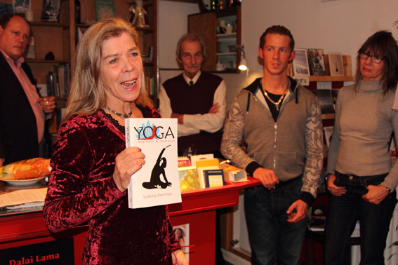 Yogaboek YOGA Beginnen en doorgaan 25 opeenvolgende yogalessen 600 fotos 450 blz Euro 22.95 Schrijfster Lydwina Meerman_5